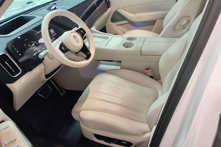 Used Hima AITO M8 2025 Extended-Range Max+ Version 53.4 kWh 6-Seater Edition Left Front Seat