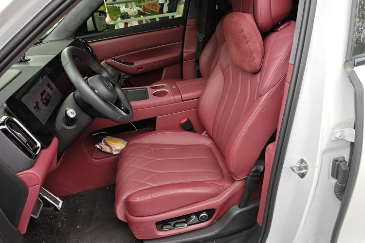 Used Hima AITO M8 2025 Extended-Range Max+ Version 53.4 kWh 6-Seater Edition Left Front Seat