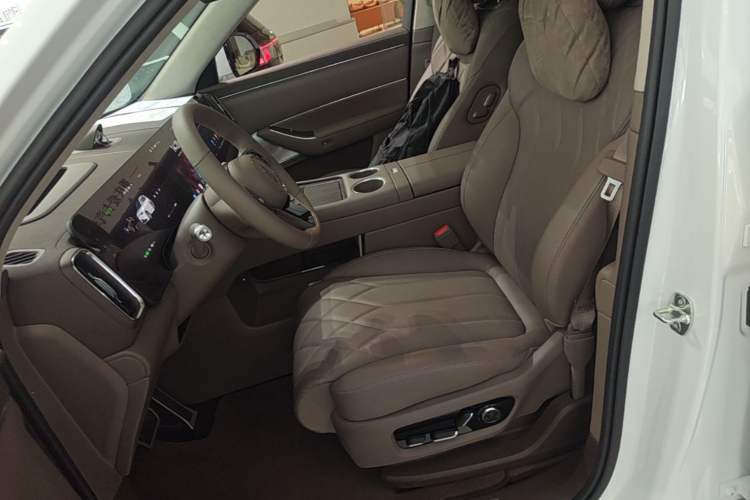 Used Hima AITO M8 2025 Model Pure Electric Max+ Five-Seat Long-Range Version Left Front Seat