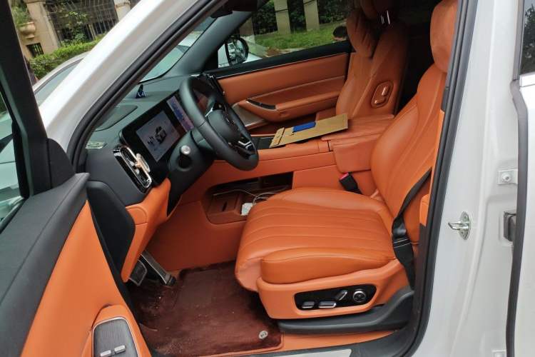 Used Hima AITO M8 2025 Extended-Range Max+ Version 53.4 kWh 6-Seater Edition Left Front Seat