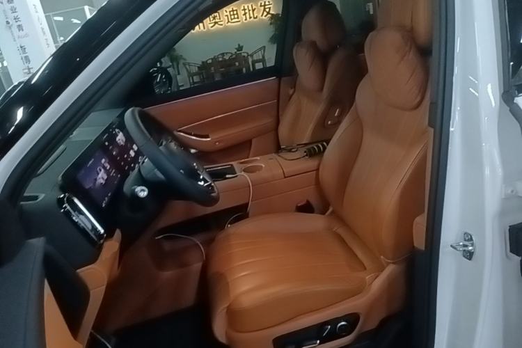 Used Hima AITO M8 2025 Extended-Range Max+ Version 53.4 kWh 6-Seater Edition Left Front Seat