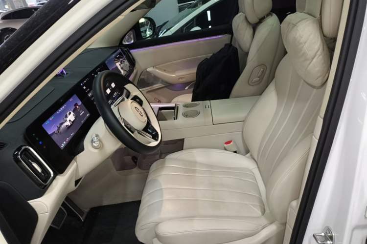Used Hima AITO M8 2025 Extended-Range Max+ Version 53.4 kWh 6-Seater Edition Left Front Seat