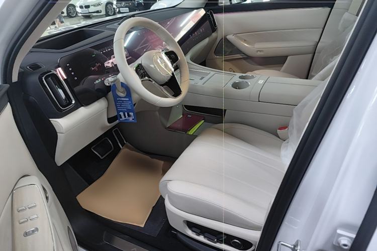 Used Hima AITO M8 2025 Extended-Range Max Version 37 kWh 5-Seater Left Front Seat