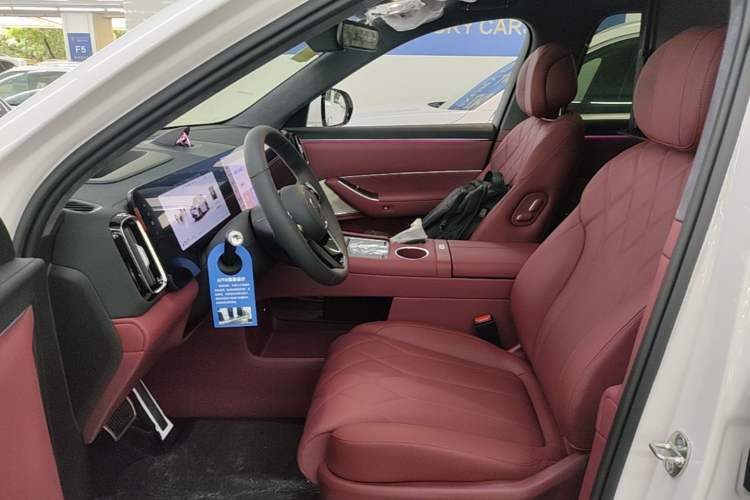 Used Hima AITO M8 2025 Extended-Range Max+ Version 53.4 kWh 5-Seater Edition Left Front Seat