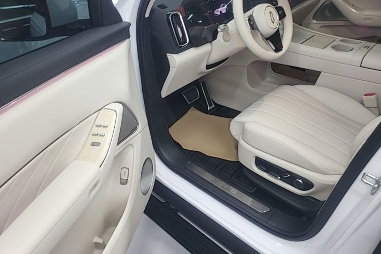 Used Hima AITO M8 2025 Extended-Range Max+ Version 53.4 kWh 5-Seater Edition Left Front Seat