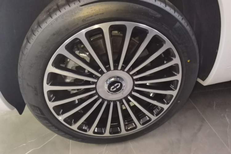 Used Hima AITO M8 2025 Extended-Range Max+ Version 53.4 kWh 5-Seater Edition Left Front Wheel Hub
