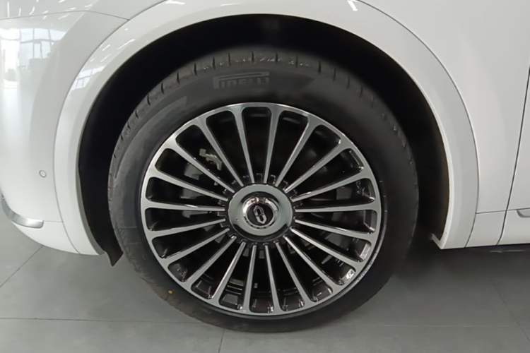 Used Hima AITO M8 2025 Extended-Range Max+ Version 53.4 kWh 5-Seater Edition Left Front Wheel Hub