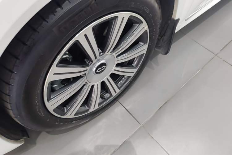 Used Hima AITO M8 2025 Extended-Range Max+ Version 53.4 kWh 5-Seater Edition Left Front Wheel Hub