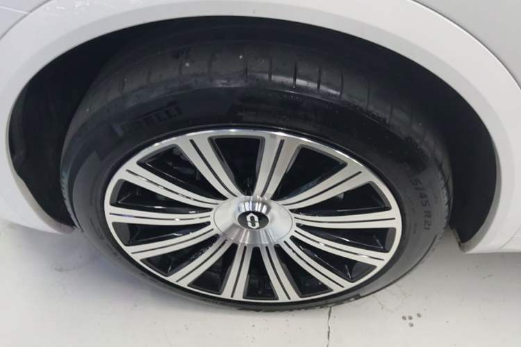 Used Hima AITO M8 2025 Model, Pure Electric Max+ Six-Seat Long-Range Version Left Front Wheel Hub