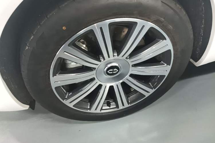 Used Hima AITO M8 2025 Model Pure Electric Max+ Five-Seat Long-Range Version Left Front Wheel Hub