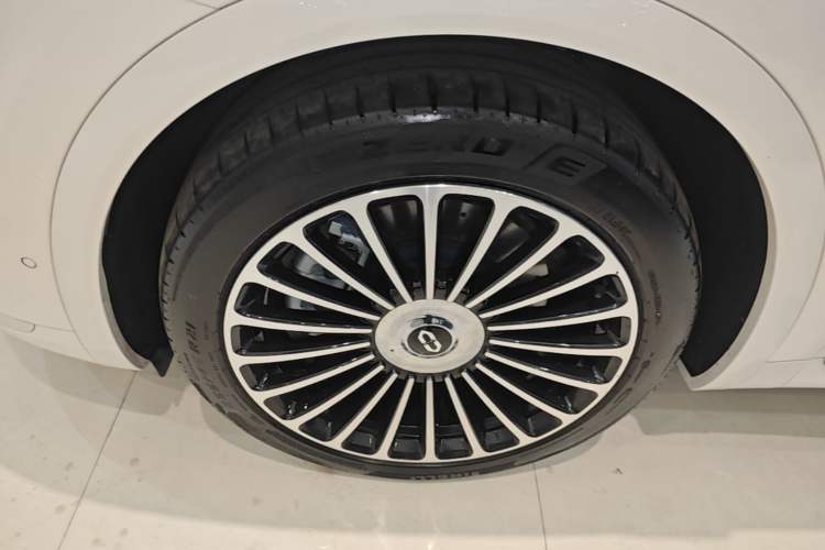 Used Hima AITO M8 2025 Extended-Range Max Version 37 kWh 6-Seater Left Front Wheel Hub