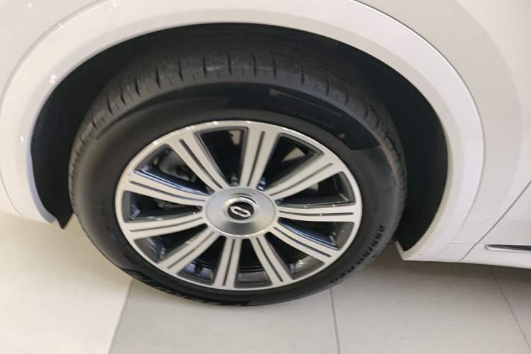 Used Hima AITO M8 2025 Model Pure Electric Max+ Five-Seat Long-Range Version Left Front Wheel Hub