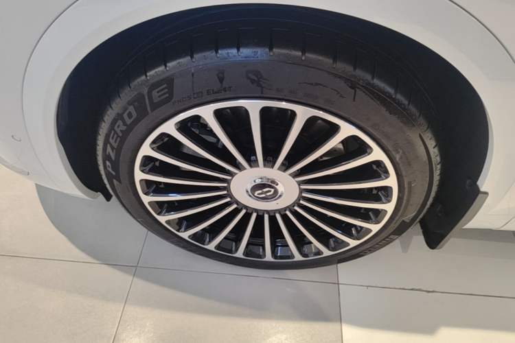 Used Hima AITO M8 2025 Extended-Range Ultra Version 53.4 kWh 6-Seater Edition Left Front Wheel Hub