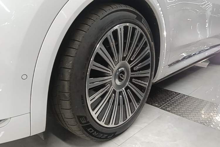 Used Hima AITO M8 2025 Extended-Range Ultra Version 53.4 kWh 5-Seater Edition Left Front Wheel Hub