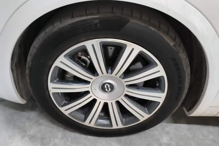 Used Hima AITO M8 2025 Extended-Range Max+ Version 53.4 kWh 5-Seater Edition Left Front Wheel Hub