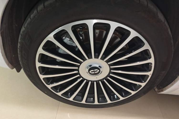 Used Hima AITO M8 2025 Model, Pure Electric Max+ Six-Seat Long-Range Version Left Front Wheel Hub