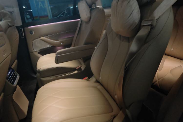 Used Hima AITO M8 2025 Extended-Range Ultra Version 53.4 kWh 6-Seater Edition Left Rear Seat
