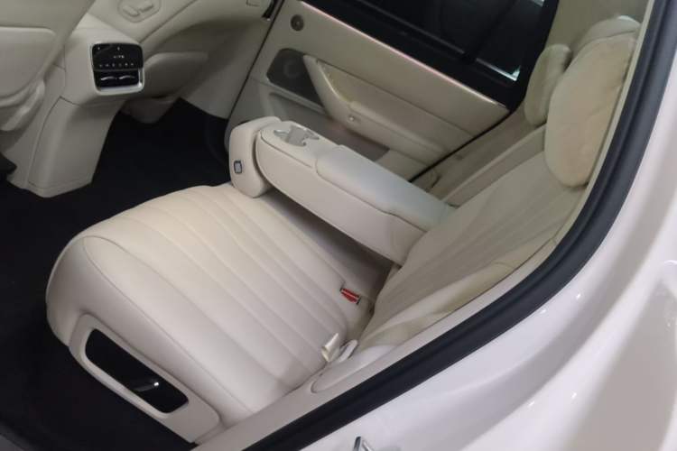 Used Hima AITO M8 2025 Extended-Range Max+ Version 53.4 kWh 5-Seater Edition Left Rear Seat