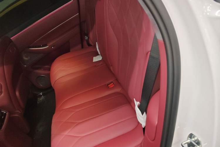 Used Hima AITO M8 2025 Model, Pure Electric Max+ Five-Seat All-Wheel-Drive Version Left Rear Seat