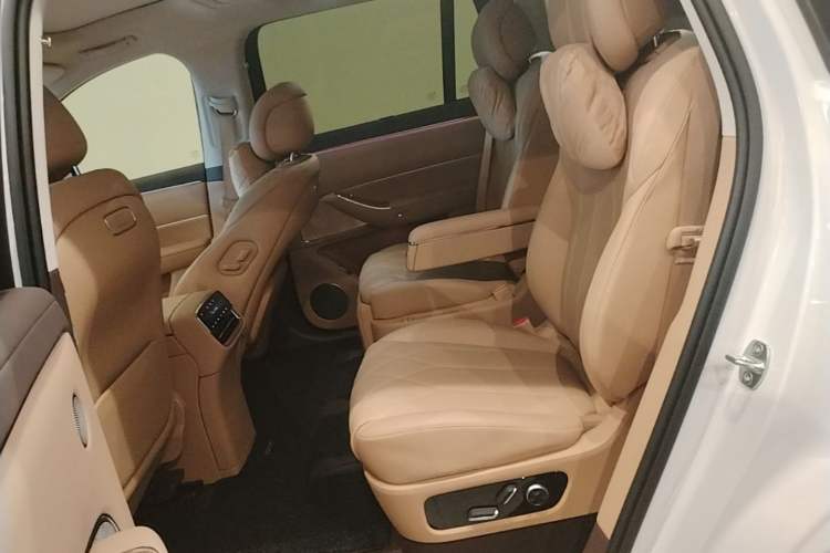 Used Hima AITO M8 2025 Extended-Range Max+ Version 53.4 kWh 6-Seater Edition Left Rear Seat