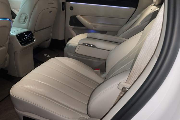 Used Hima AITO M8 2025 Extended-Range Max+ Version 53.4 kWh 6-Seater Edition Left Rear Seat