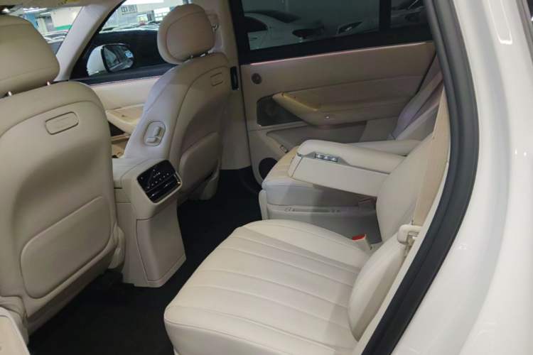 Used Hima AITO M8 2025 Model, Pure Electric Max+ Six-Seat Long-Range Version Left Rear Seat