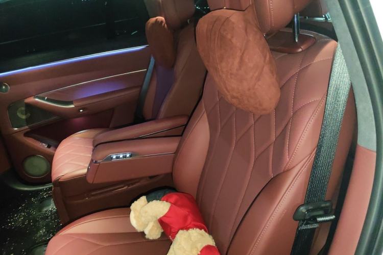 Used Hima AITO M8 2025 Extended-Range Max+ Version 53.4 kWh 6-Seater Edition Left Rear Seat