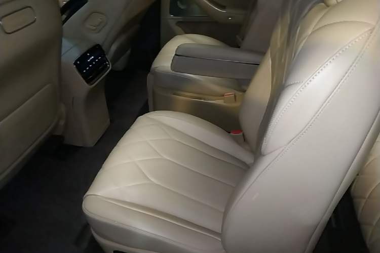 Used Hima AITO M8 2025 Extended-Range Max+ Version 53.4 kWh 6-Seater Edition Left Rear Seat