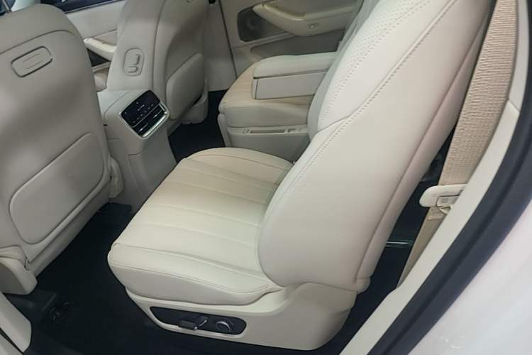 Used Hima AITO M8 2025 Extended-Range Max+ Version 53.4 kWh 6-Seater Edition Left Rear Seat