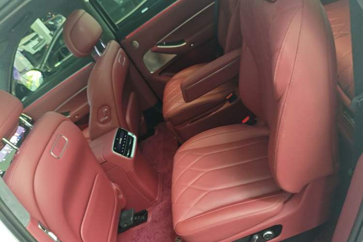 Used Hima AITO M8 2025 Extended-Range Max+ Version 53.4 kWh 6-Seater Edition Left Rear Seat