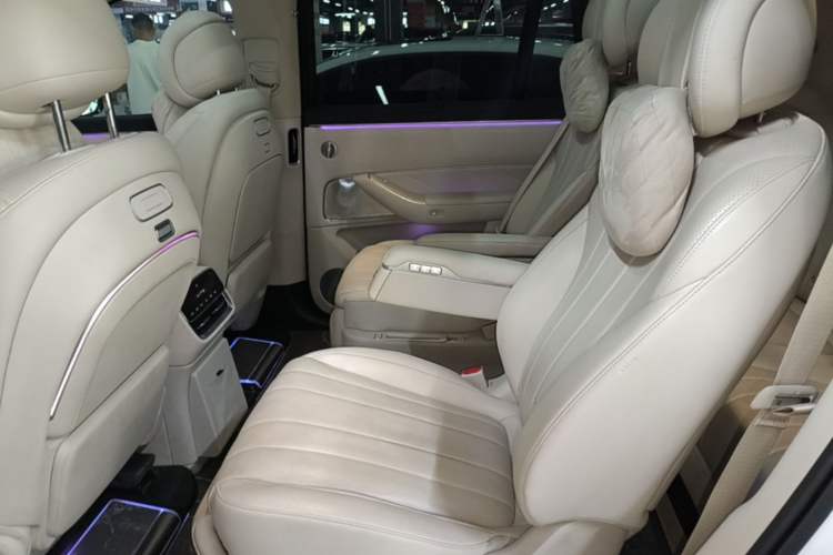 Used Hima AITO M8 2025 Extended-Range Max+ Version 53.4 kWh 6-Seater Edition Left Rear Seat
