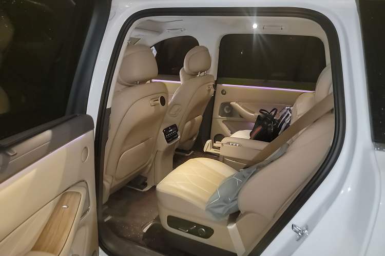 Used Hima AITO M8 2025 Extended-Range Max+ Version 53.4 kWh 6-Seater Edition Left Rear Seat