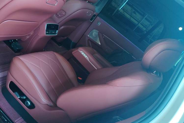 Used Hima AITO M8 2025 Extended-Range Ultra Version 53.4 kWh 6-Seater Edition Left Rear Seat