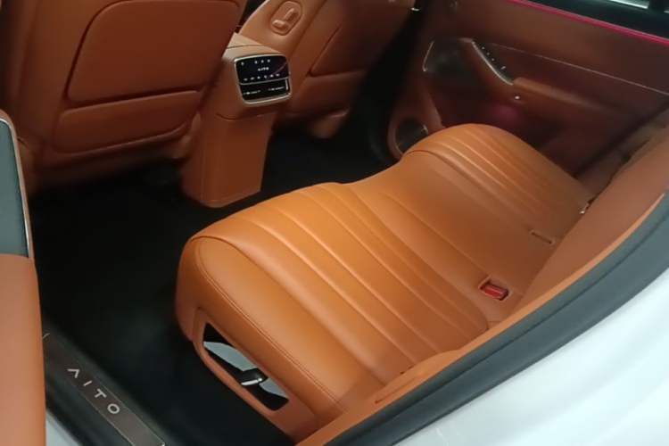 Used Hima AITO M8 2025 Extended-Range Ultra Version 53.4 kWh 5-Seater Edition Left Rear Seat