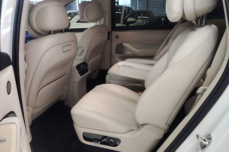 Used Hima AITO M8 2025 Extended-Range Max+ Version 53.4 kWh 6-Seater Edition Left Rear Seat