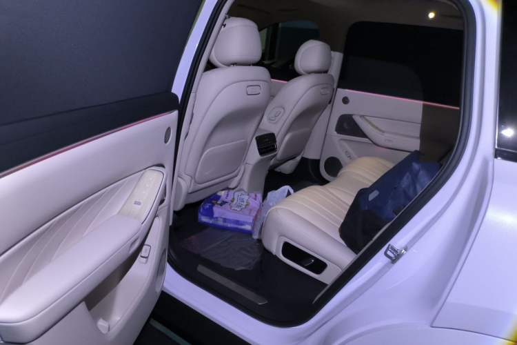 Used Hima AITO M8 2025 Extended-Range Ultra Version 53.4 kWh 5-Seater Edition Left Rear Seat