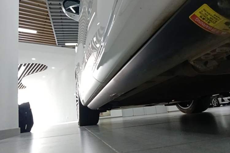 Used Hima AITO M8 2025 Extended-Range Max+ Version 53.4 kWh 5-Seater Edition Left Side Sill