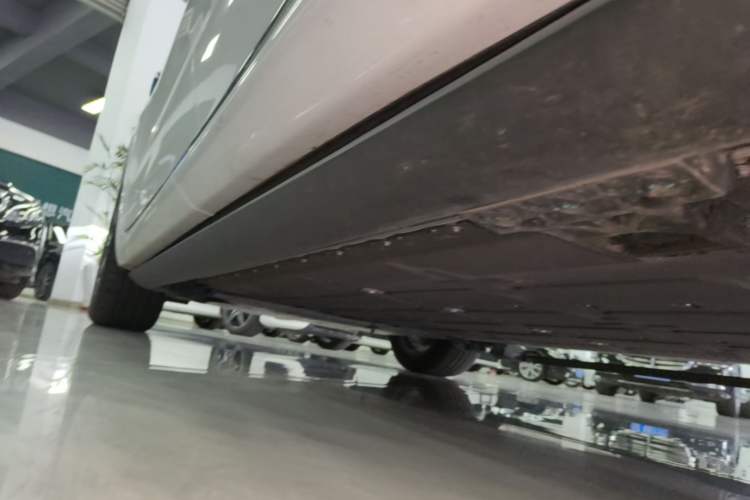 Used Hima AITO M8 2025 Model Pure Electric Max+ Five-Seat Long-Range Version Left Side Sill