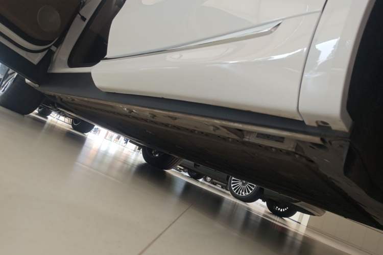 Used Hima AITO M8 2025 Model Pure Electric Max+ Five-Seat Long-Range Version Left Side Sill