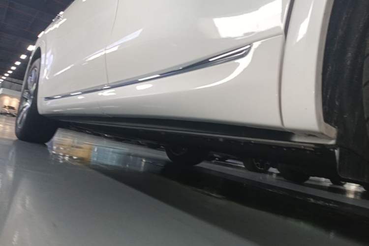 Used Hima AITO M8 2025 Model Pure Electric Max+ Five-Seat Long-Range Version Left Side Sill