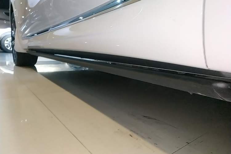 Used Hima AITO M8 2025 Extended-Range Max+ Version 53.4 kWh 6-Seater Edition Left Side Sill