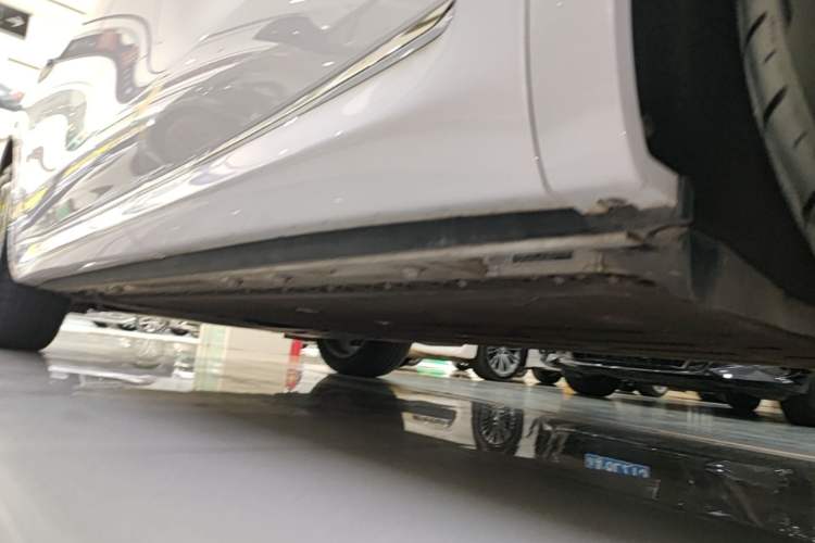 Used Hima AITO M8 2025 Model Pure Electric Max+ Five-Seat Long-Range Version Left Side Sill