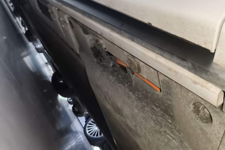 Used Hima AITO M8 2025 Extended-Range Max+ Version 53.4 kWh 5-Seater Edition Left Side Sill