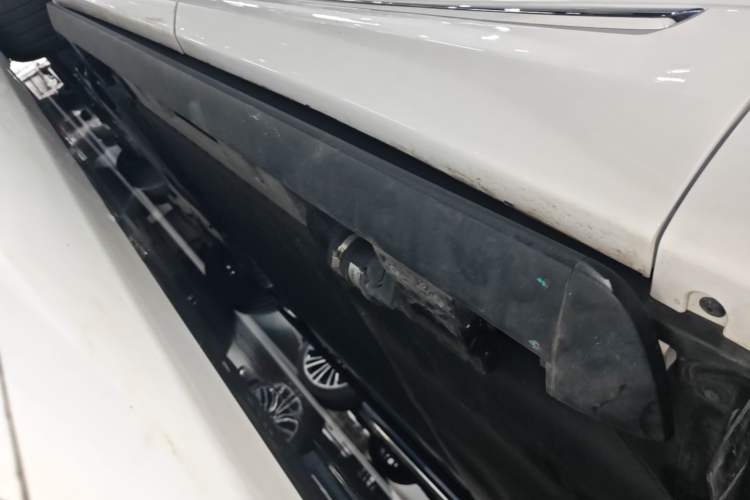 Used Hima AITO M8 2025 Extended-Range Ultra Version 53.4 kWh 6-Seater Edition Left Side Sill