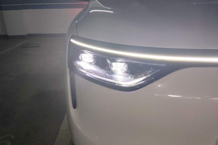 Used Hima AITO M8 2025 Extended-Range Max+ Version 53.4 kWh 6-Seater Edition Right Front Headlight