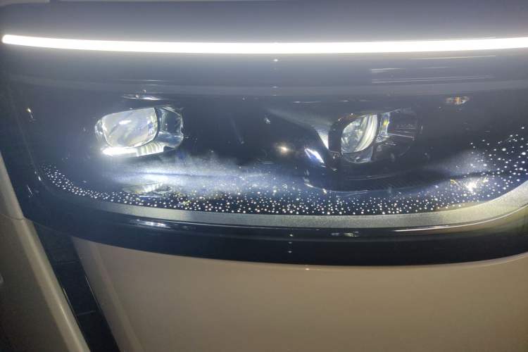 Used Hima AITO M8 2025 Extended-Range Ultra Version 53.4 kWh 6-Seater Edition Right Front Headlight