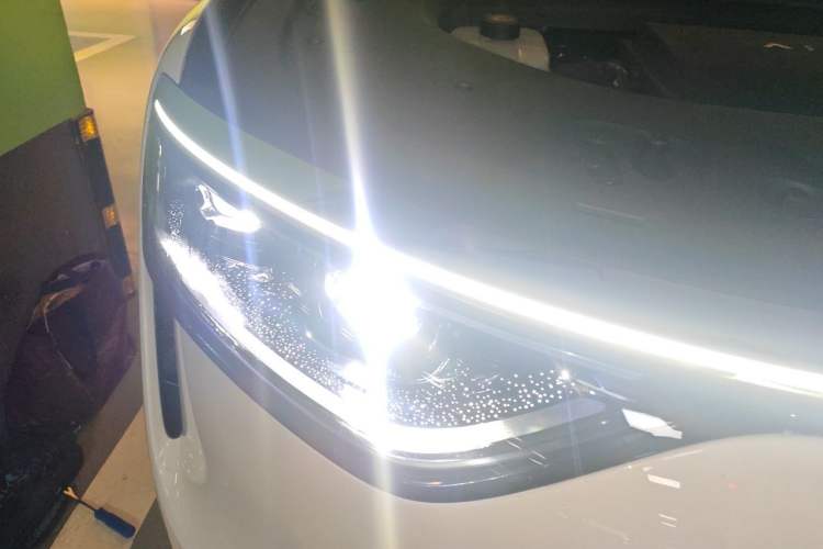 Used Hima AITO M8 2025 Extended-Range Max+ Version 53.4 kWh 6-Seater Edition Right Front Headlight