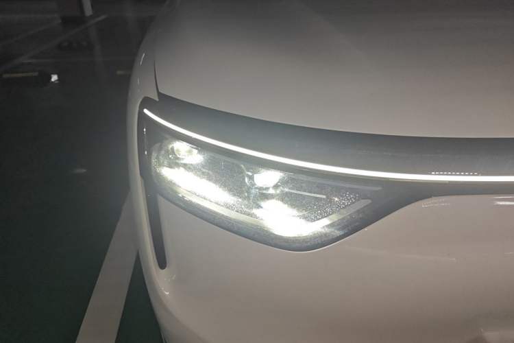 Used Hima AITO M8 2025 Extended-Range Max+ Version 53.4 kWh 5-Seater Edition Right Front Headlight