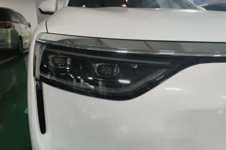 Used Hima AITO M8 2025 Extended-Range Max+ Version 53.4 kWh 6-Seater Edition Right Front Headlight