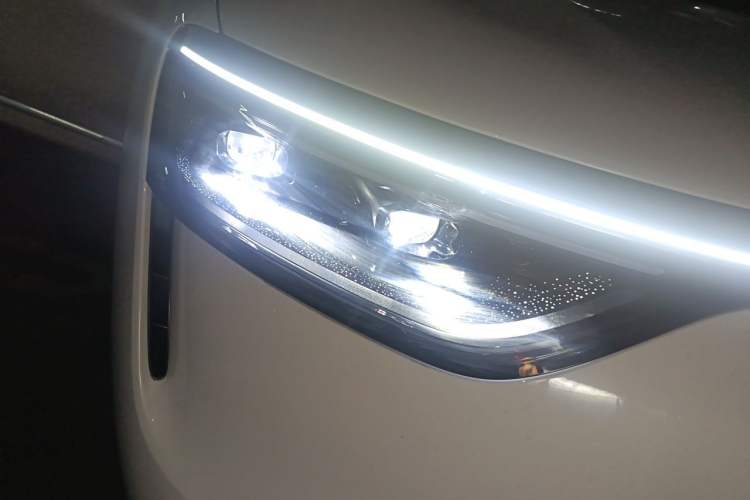 Used Hima AITO M8 2025 Extended-Range Max+ Version 53.4 kWh 5-Seater Edition Right Front Headlight